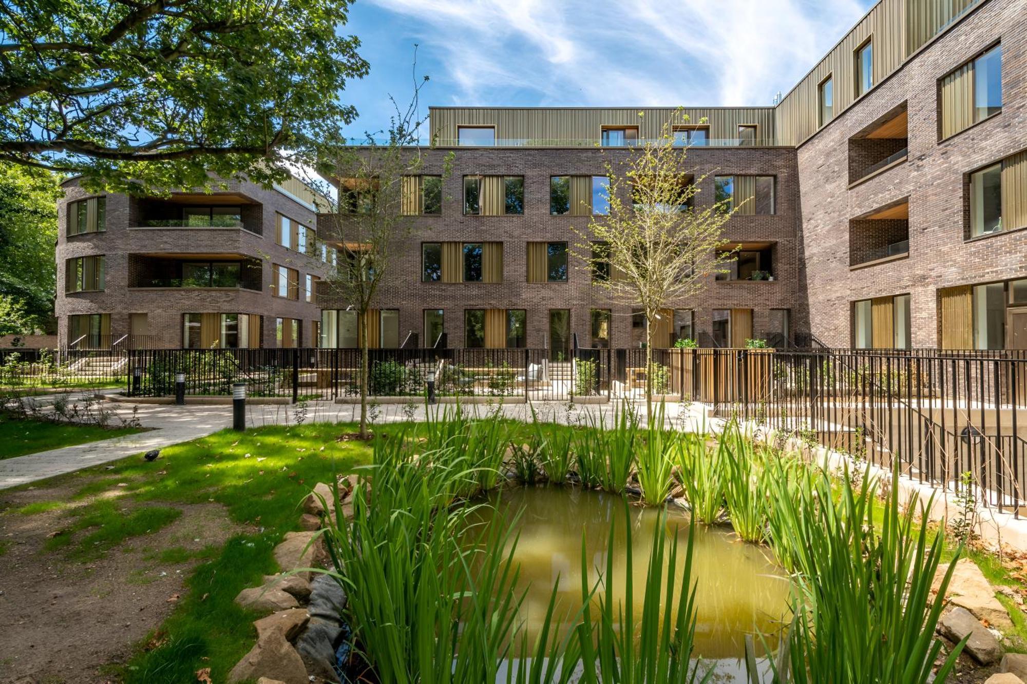 Urban Green Oasis Modern Minimalist Studio Apartment London Exterior photo