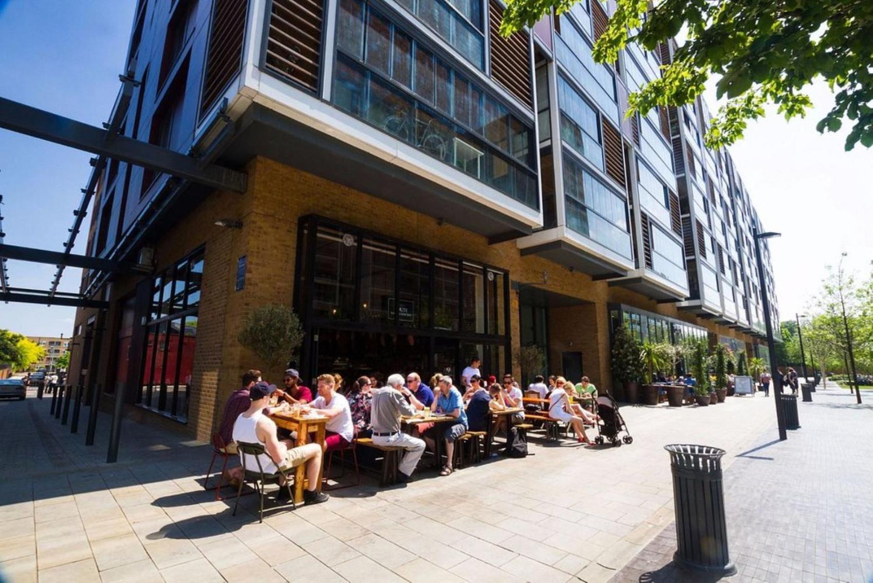 Urban Green Oasis Modern Minimalist Studio Apartment London Exterior photo